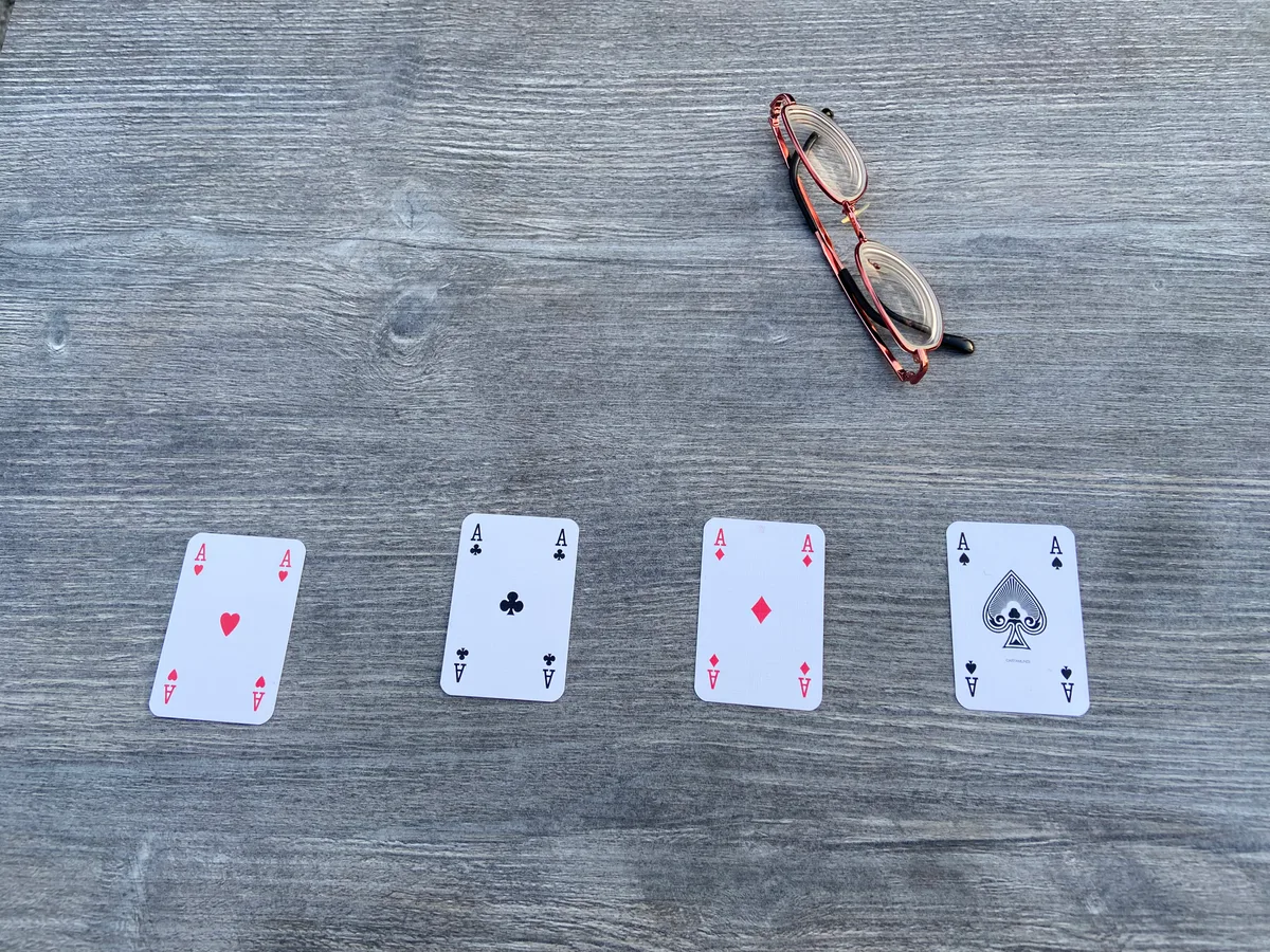 Französische Spielkarten  liegen auf dem Tisch.